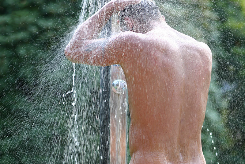 Guy under shower, foto di Ordinary Guy/Flickr