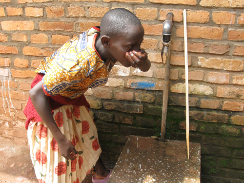 Girl Drinking Water in Rwanda, foto di Jon Gos/Flickr