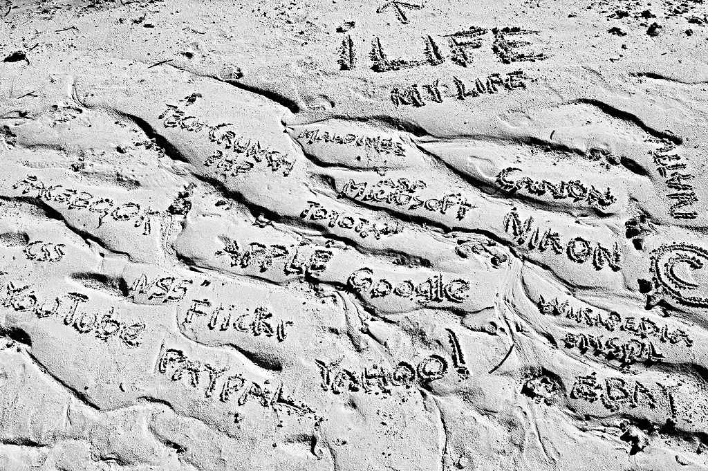 Written in the sand, album di nattu/flickr