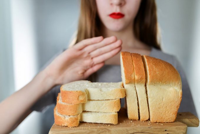 Celiachia: donna che rifiuta il pane