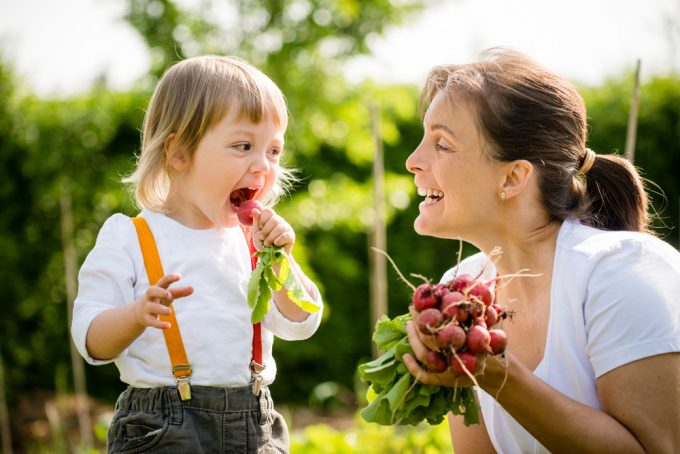 mamma e bambina che mangiano ravanelli