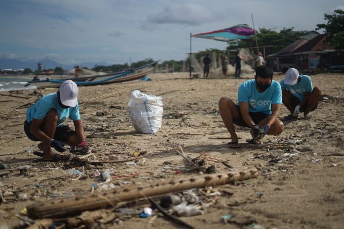 Volontari che raccolgono plastica in spiaggia