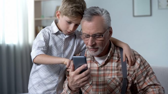 Gap digitale: un anziano e un bambino