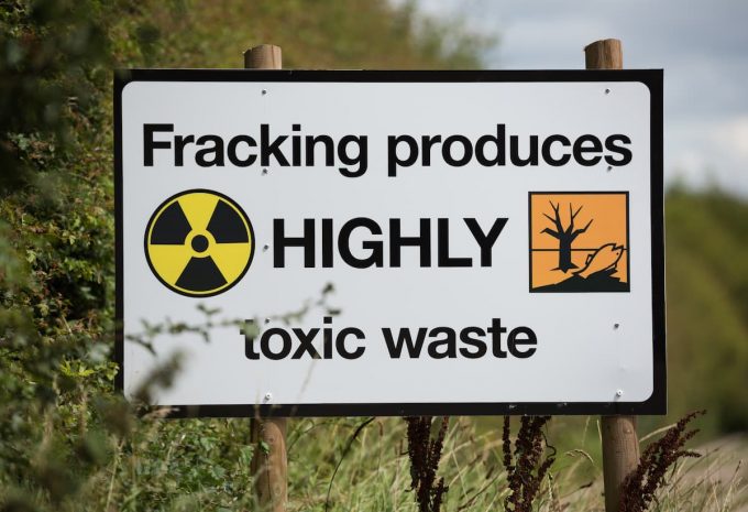 Cartello che dice che il fracking è pericoloso
