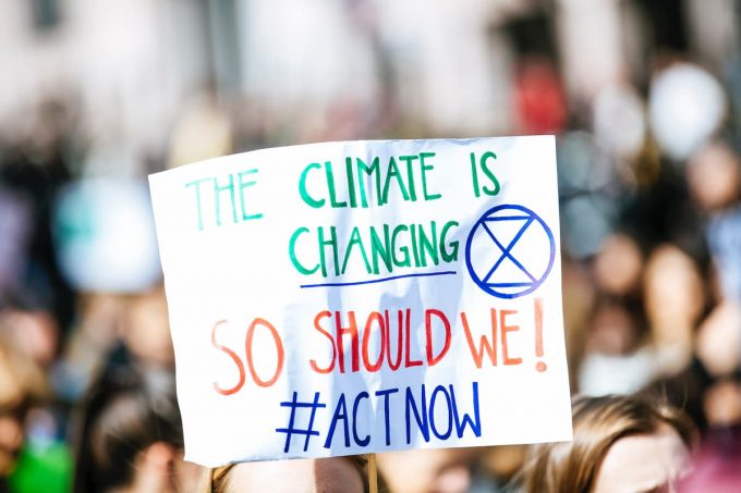 Cartello durante una manifestazione contro la crisi climatica