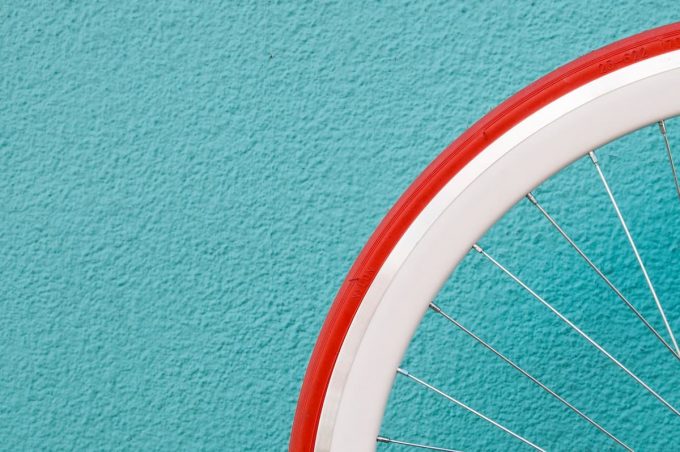 Particolare di una ruota di biciletta su sfondo azzurro