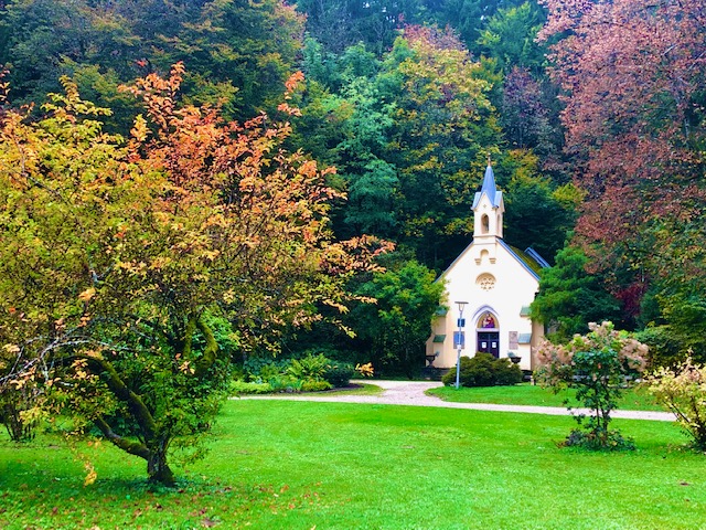 Chiesa con alberi autunnali