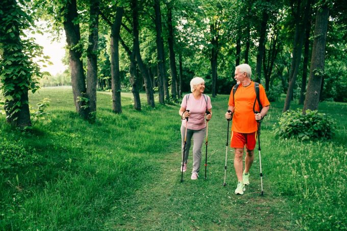 Coppia di anziani che fa nordic walking
