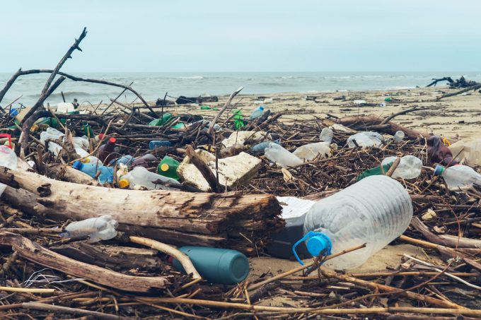Rifiuti di plastica in spiaggia