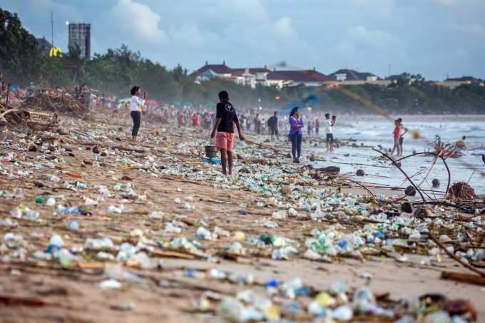 Rifiuti in plastica sulle spiagge di Bali