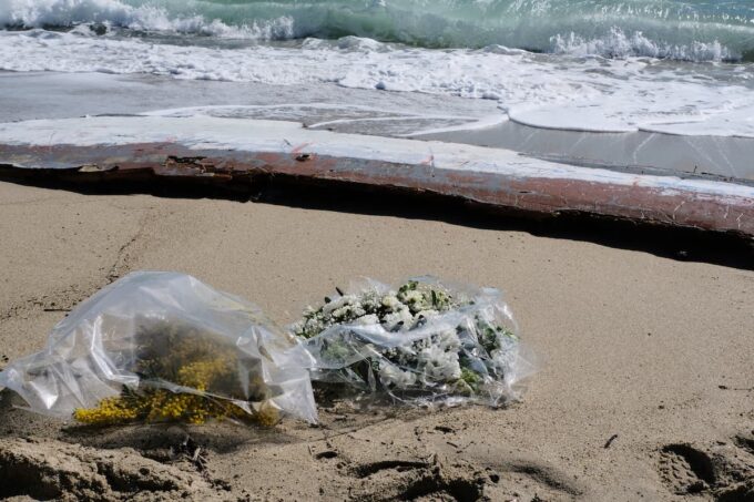 Fiori lasciati sulla spiaggia di Cutro dopo il naufragio dei migranti