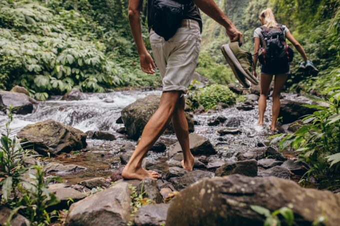 Barefooting: persone che camminano a piedi scalzi