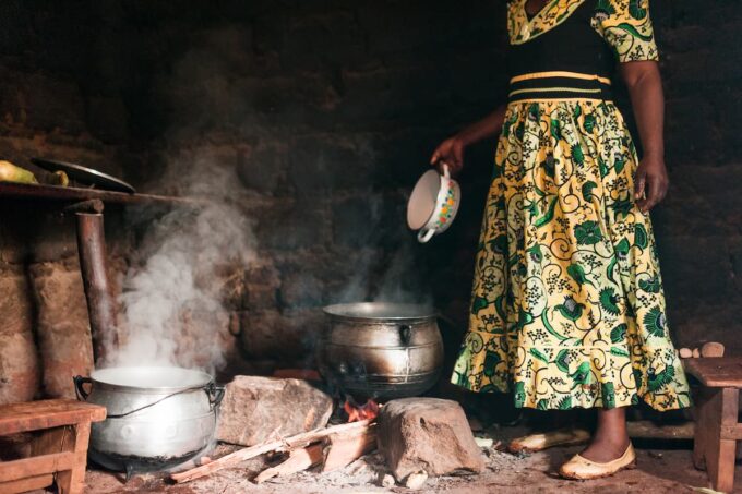 donna che cucina in africa