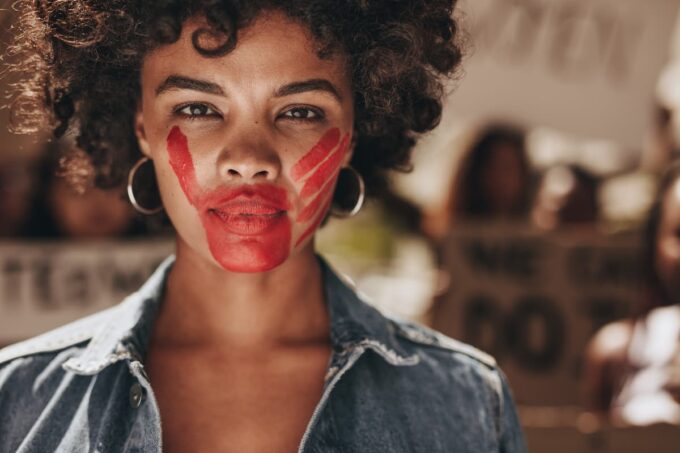 Donna che manifesta contro la violenza sulle donne