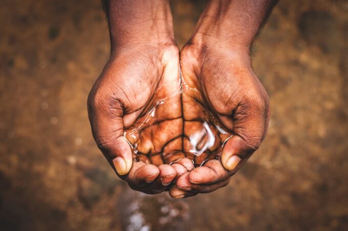 Mani e acqua