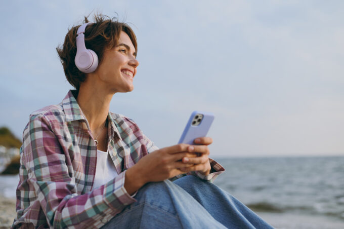 Giovane donna che ascolta la radio