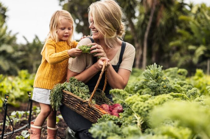 Mamma e figlia che coltivano un orto biodinamico